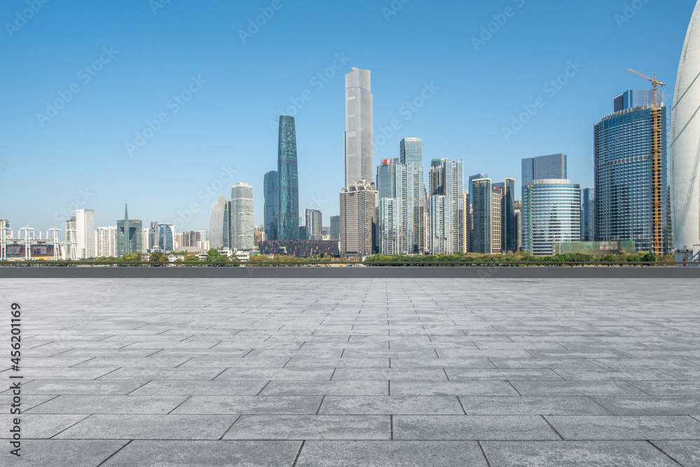 广场地砖与城市建筑背景