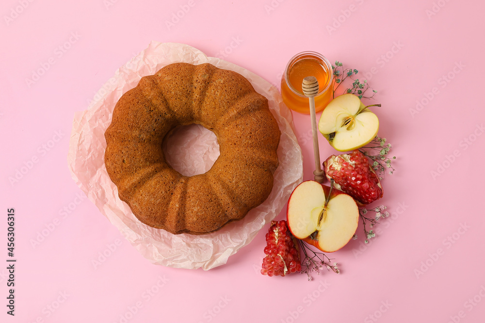 彩色背景上有蜂蜜、石榴和苹果的面包。Rosh hashanah（犹太新年）celebra