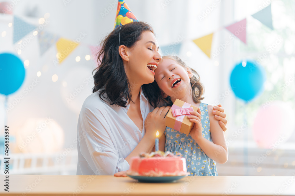 母亲和女儿正在庆祝生日。