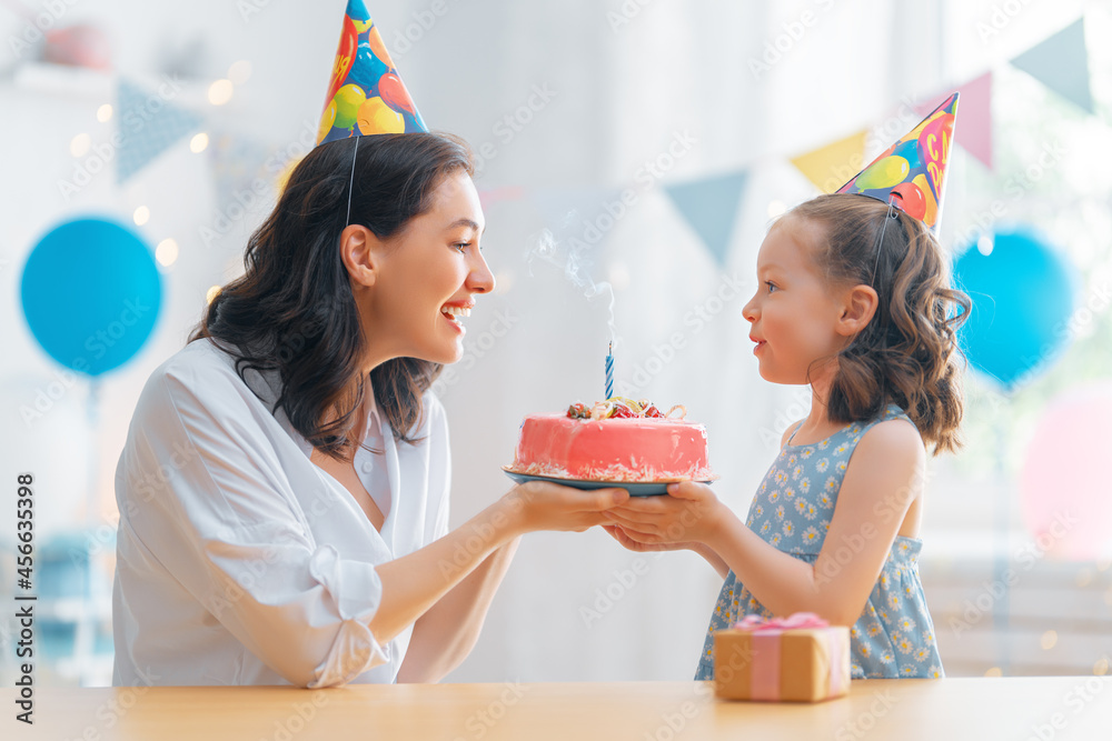 母亲和女儿正在庆祝生日。