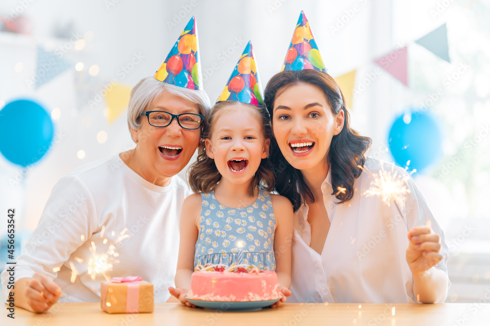 祖母、母亲和女儿正在庆祝生日