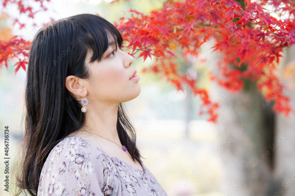 見上げる女性のポートレート