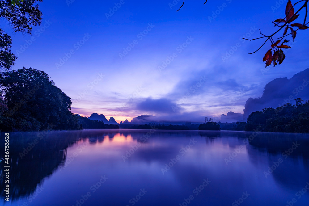 美丽的自然景观日出早晨，阳光在水面上反射