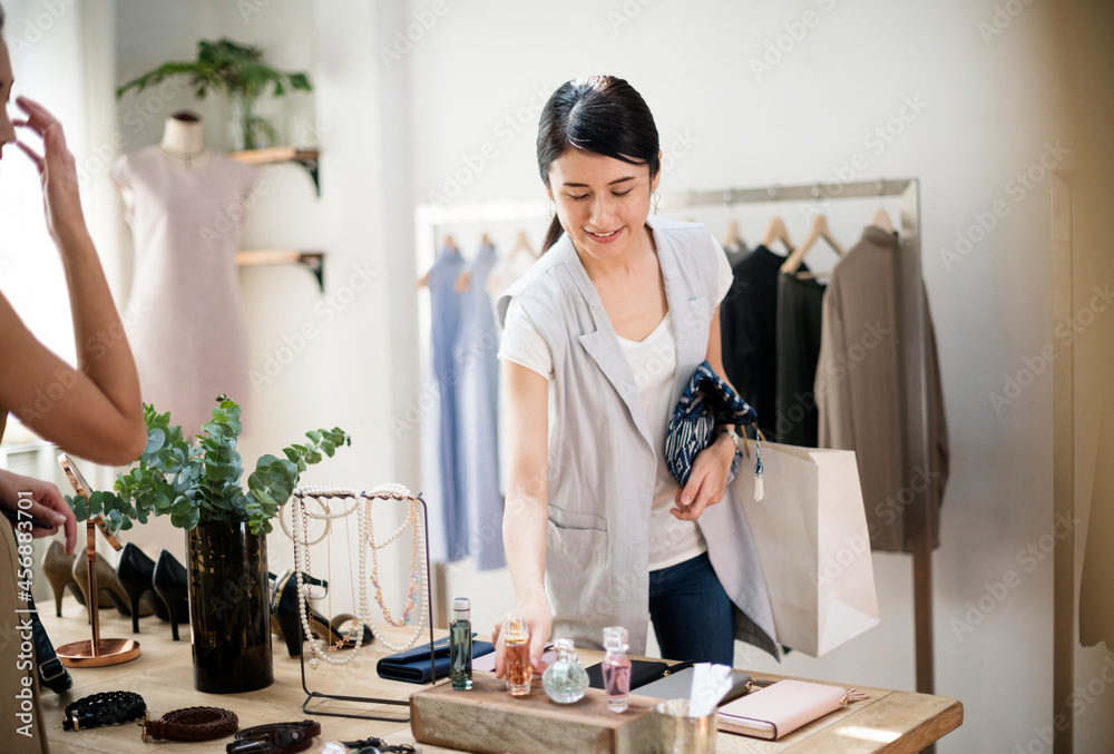 顾客在一家布料店挑选东西