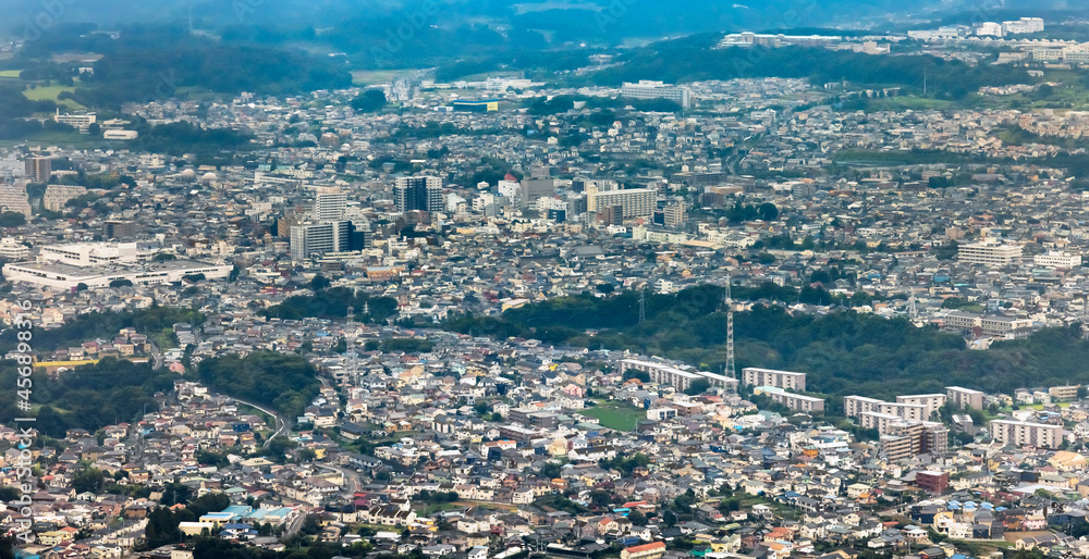 沢山の住宅が立ち並ぶ郊外の街並み