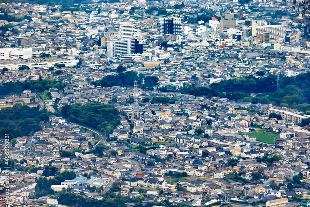 沢山の住宅が立ち並ぶ郊外の街並み