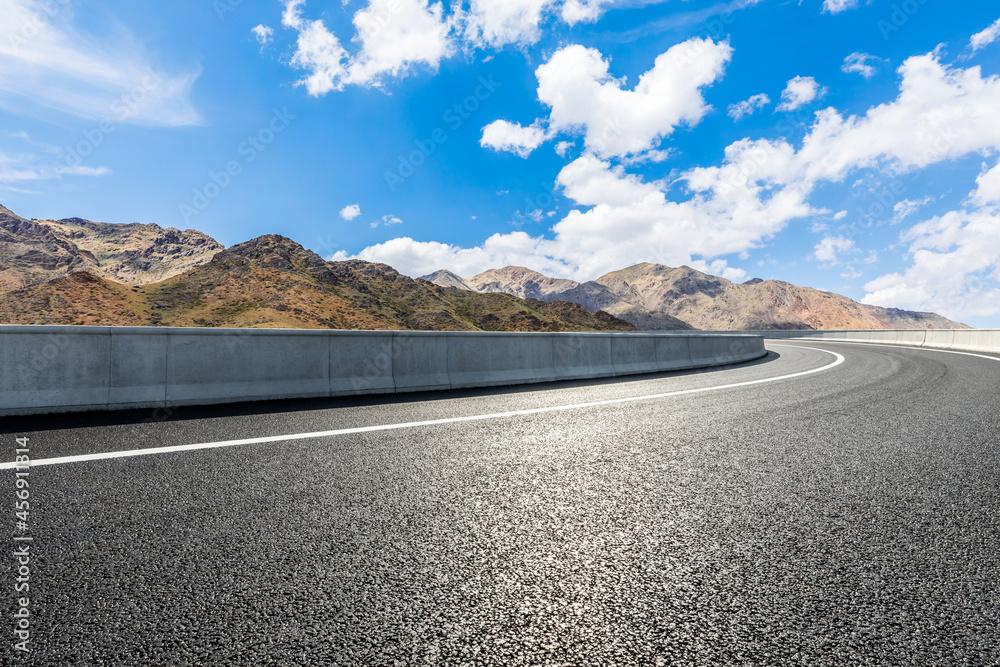 蓝天下的公路地面和山区自然风光。景观和公路。户外道路背景