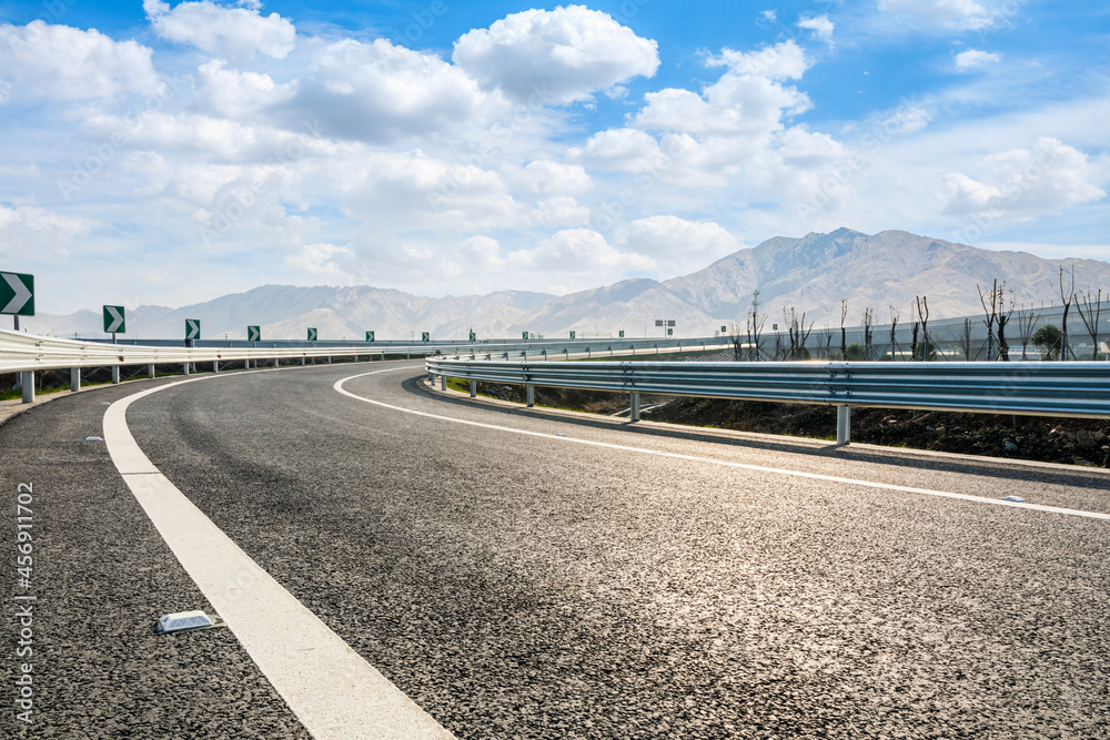 蓝天下的公路地面和山区自然风光。景观和公路。户外道路背景