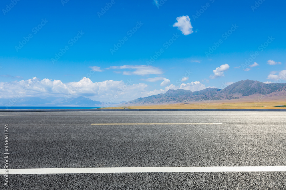 蓝天下的公路地面和山区自然风光。景观和公路。户外道路背景