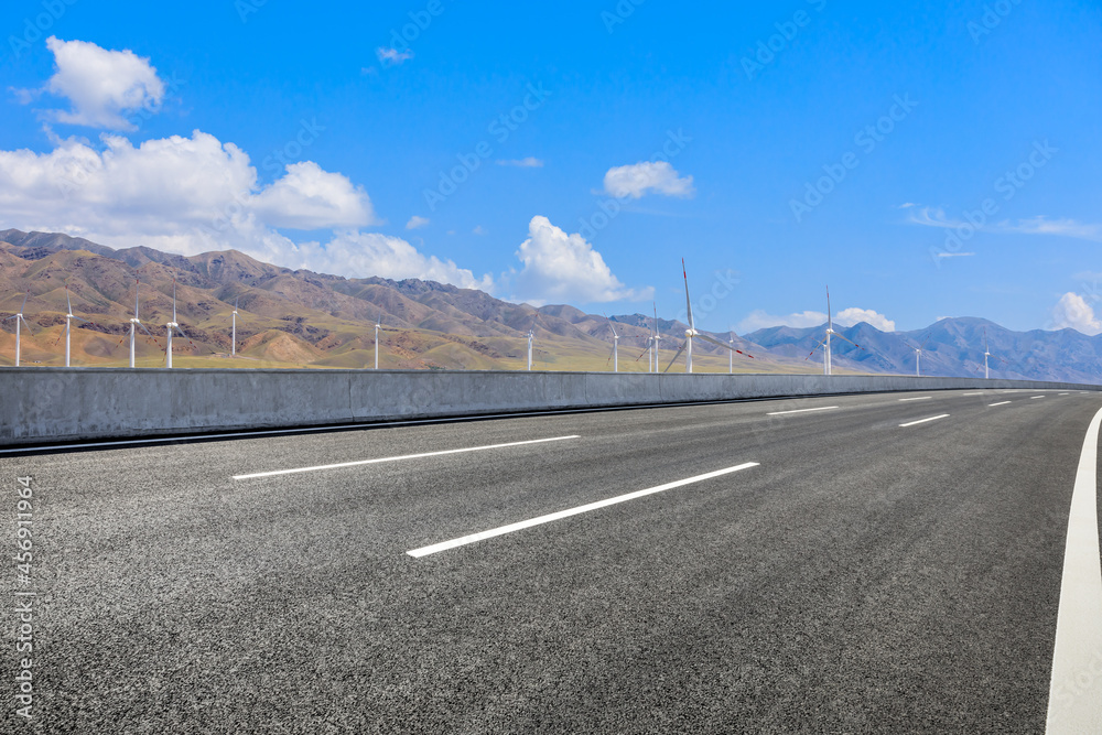 蓝天下的公路地面和山区自然风光。景观和公路。户外道路背景