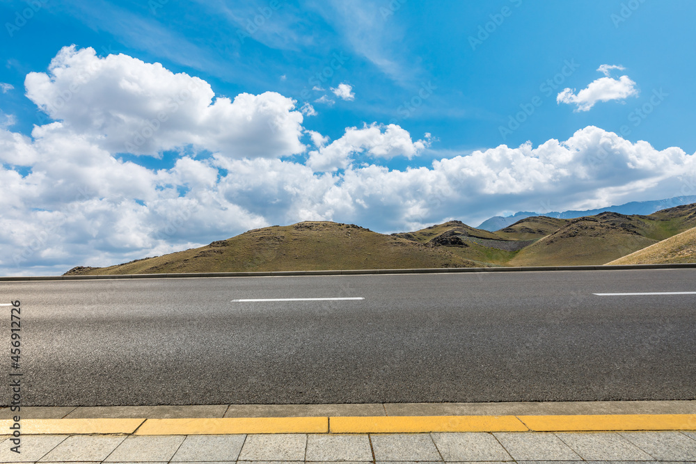 蓝天下的公路地面和山区自然风光。景观和公路。户外道路背景