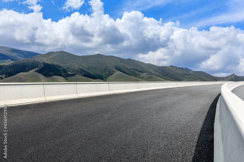 蓝天下的公路地面和山区自然风光。景观和公路。户外道路背景