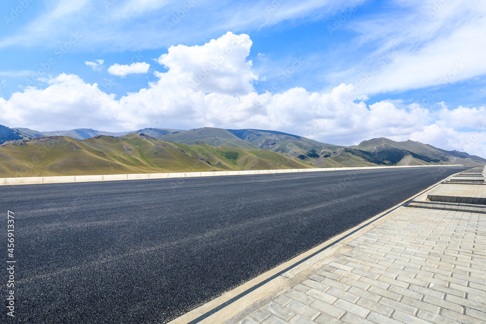 蓝天下的公路地面和山区自然风光。景观和公路。户外道路背景