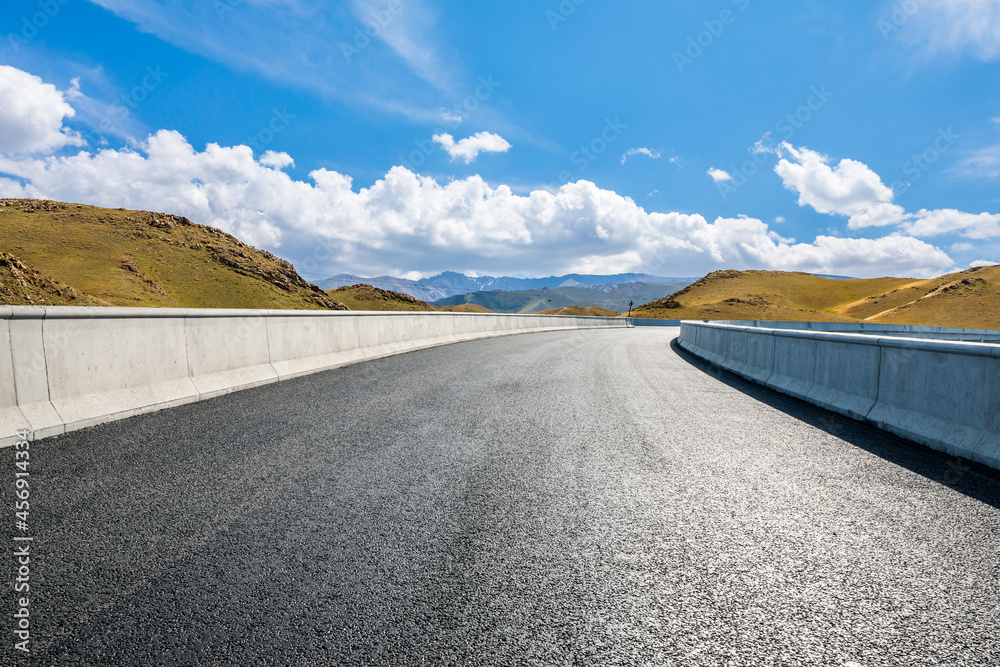 蓝天下的公路地面和山区自然风光。景观和公路。户外道路背景