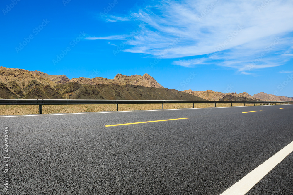 蓝天下的公路地面和山区自然风光。景观和公路。户外道路背景