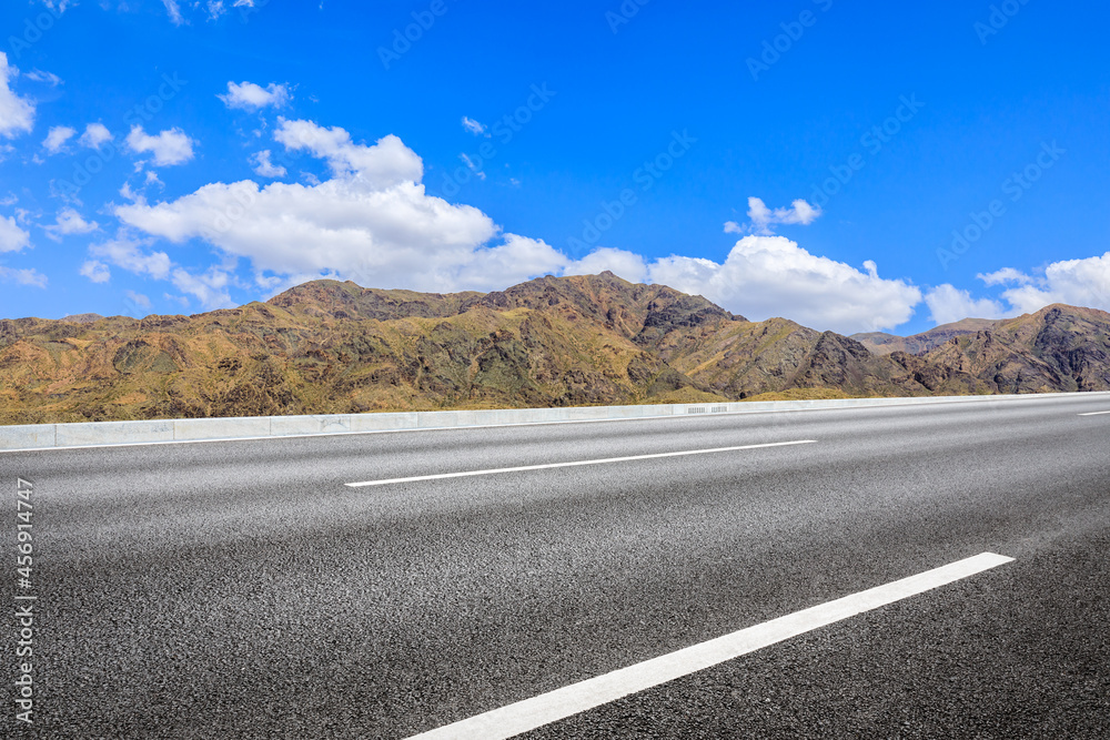 蓝天下的公路地面和山区自然风光。景观和公路。户外道路背景