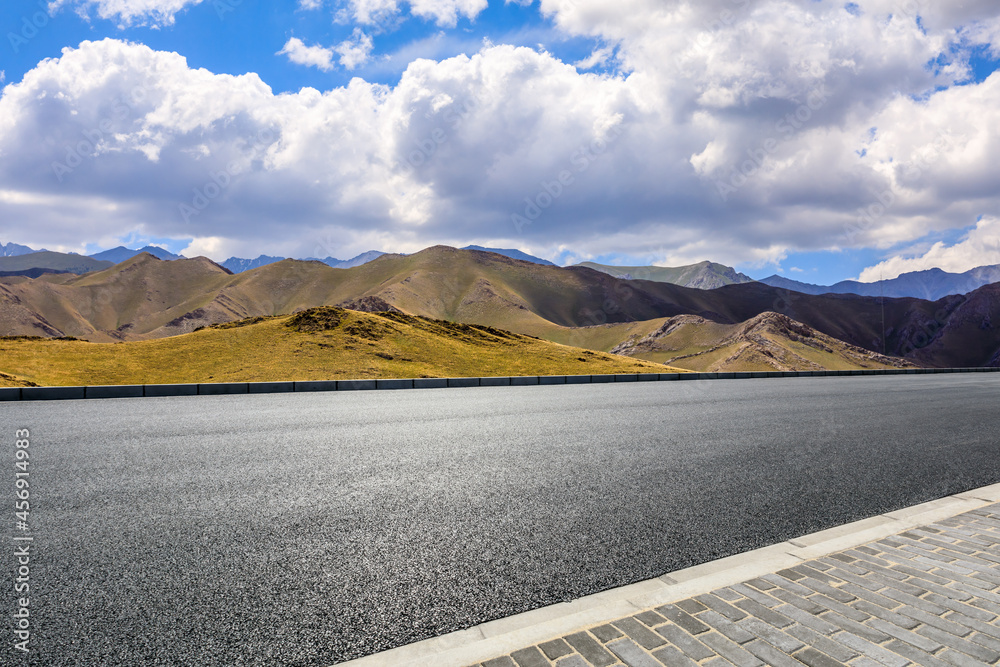 蓝天下的公路地面和山区自然风光。景观和公路。户外道路背景