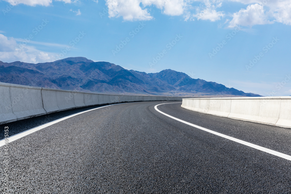 蓝天下的公路地面和山区自然风光。景观和公路。户外道路背景