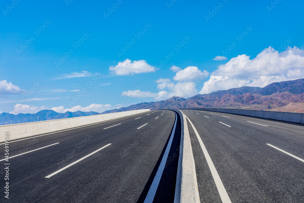 蓝天下的公路地面和山区自然风光。景观和公路。户外道路背景