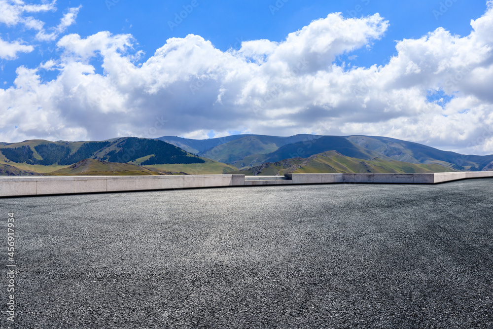 蓝天下的公路地面和山区自然风光。户外道路背景。