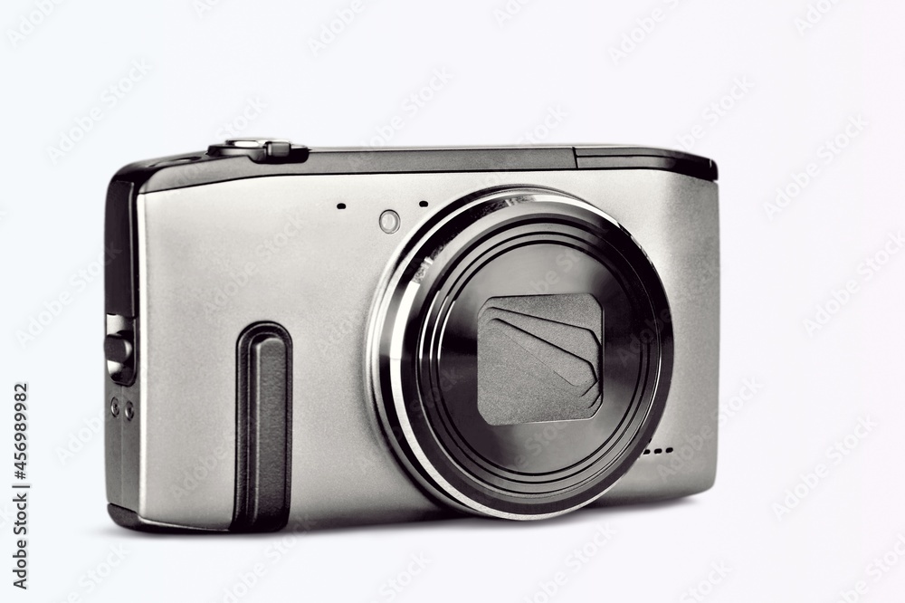 this is an analogue camera using a roll film system with an auto focus system