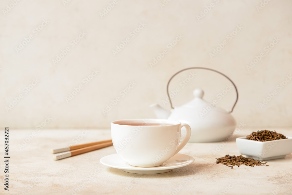 一杯清淡背景的美味何吉茶绿茶