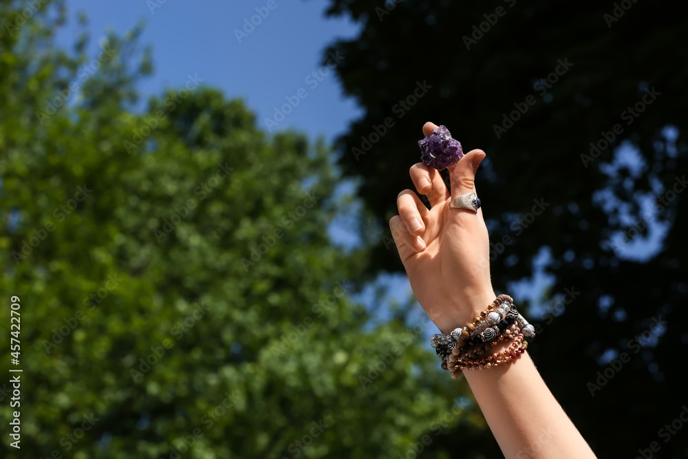 户外佩戴美丽紫水晶的女人