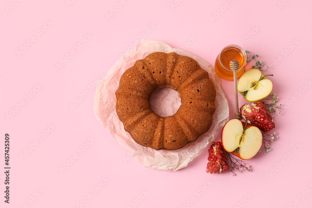 彩色背景面包配蜂蜜、石榴和苹果。Rosh hashanah（犹太新年）celebra