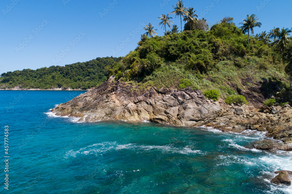 晴空蓝天下的岩石海岸，云层海面背景，美丽的大海ama