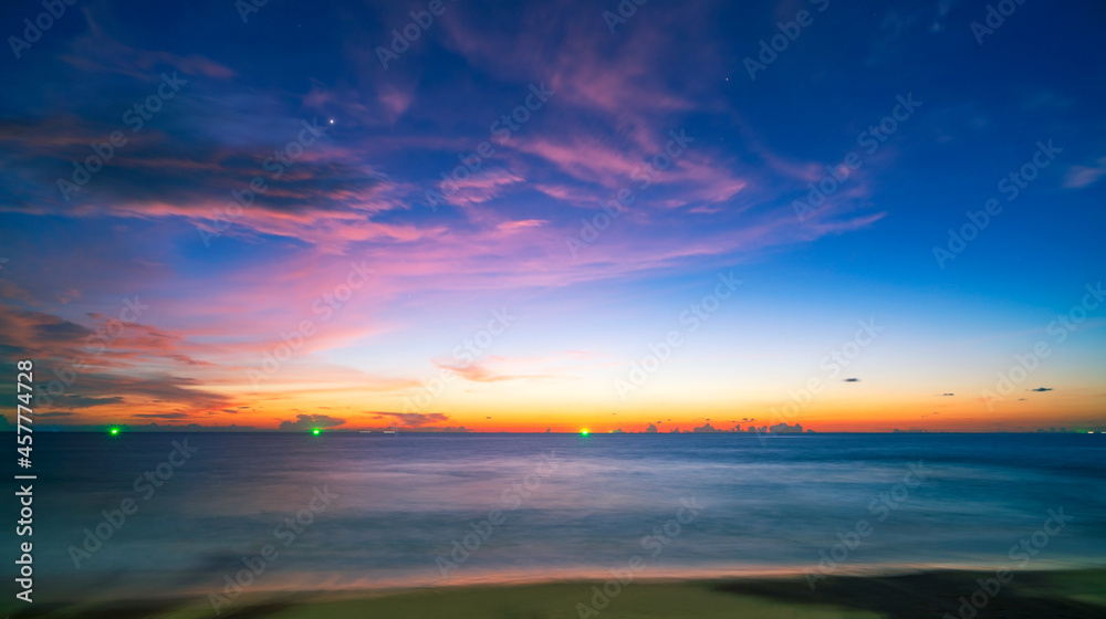 令人惊叹的海景，海上有日落的云朵，天空有戏剧性的日落或日出美丽的自然