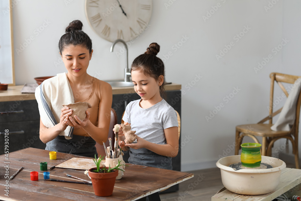 小女孩和妈妈在家刷陶瓷壶