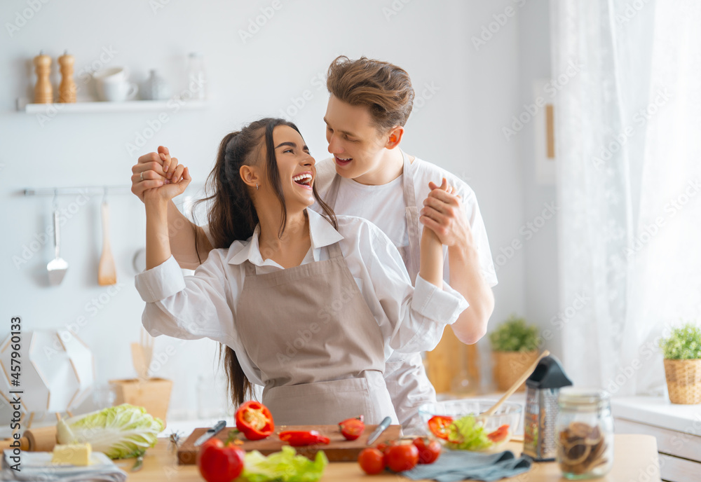 恩爱夫妻正在准备合适的饭菜