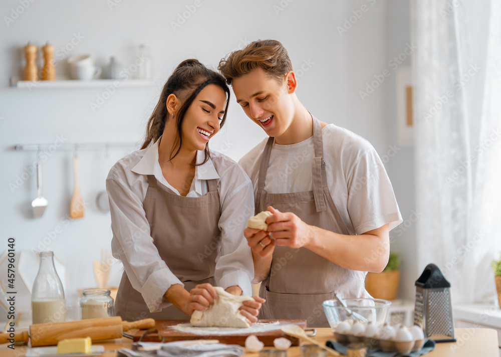 夫妇正在准备糕点