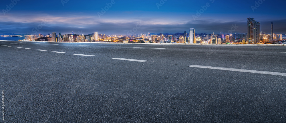 全景天际线和空荡荡的沥青路，带着现代建筑