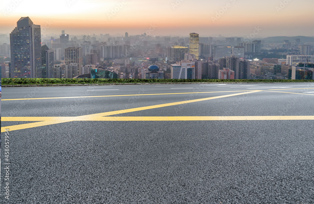 全景天际线和空荡荡的沥青路，带着现代建筑