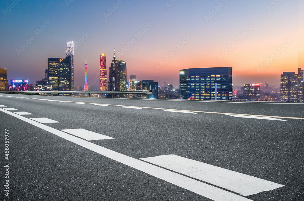 全景天际线和空荡荡的沥青路，带着现代建筑