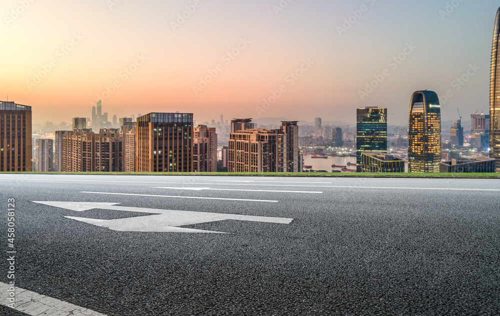 全景天际线和空荡荡的沥青路，带着现代建筑