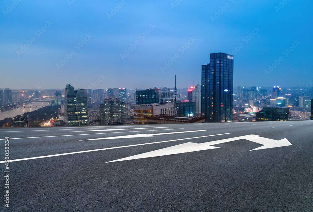 全景天际线和空荡荡的沥青路，带着现代建筑