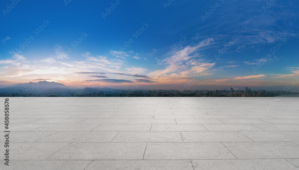 全景天际线和空荡荡的方形地砖与现代建筑