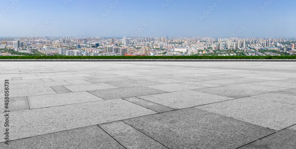 全景天际线和空荡荡的方形地砖与现代建筑