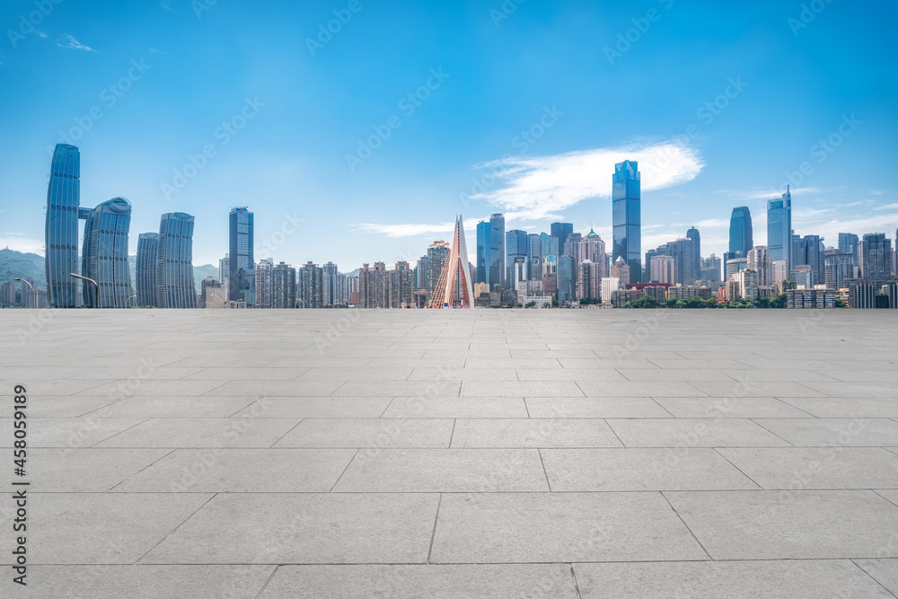 全景天际线和空荡荡的方形地砖与现代建筑