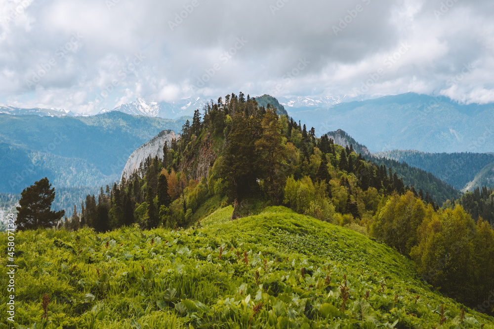 山脉和森林景观俄罗斯高加索山脉自然旅行荒野夏季