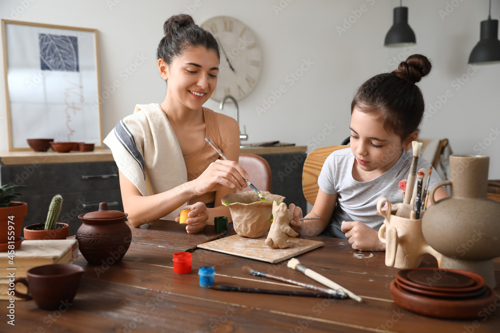 小女孩和妈妈在家刷陶瓷壶