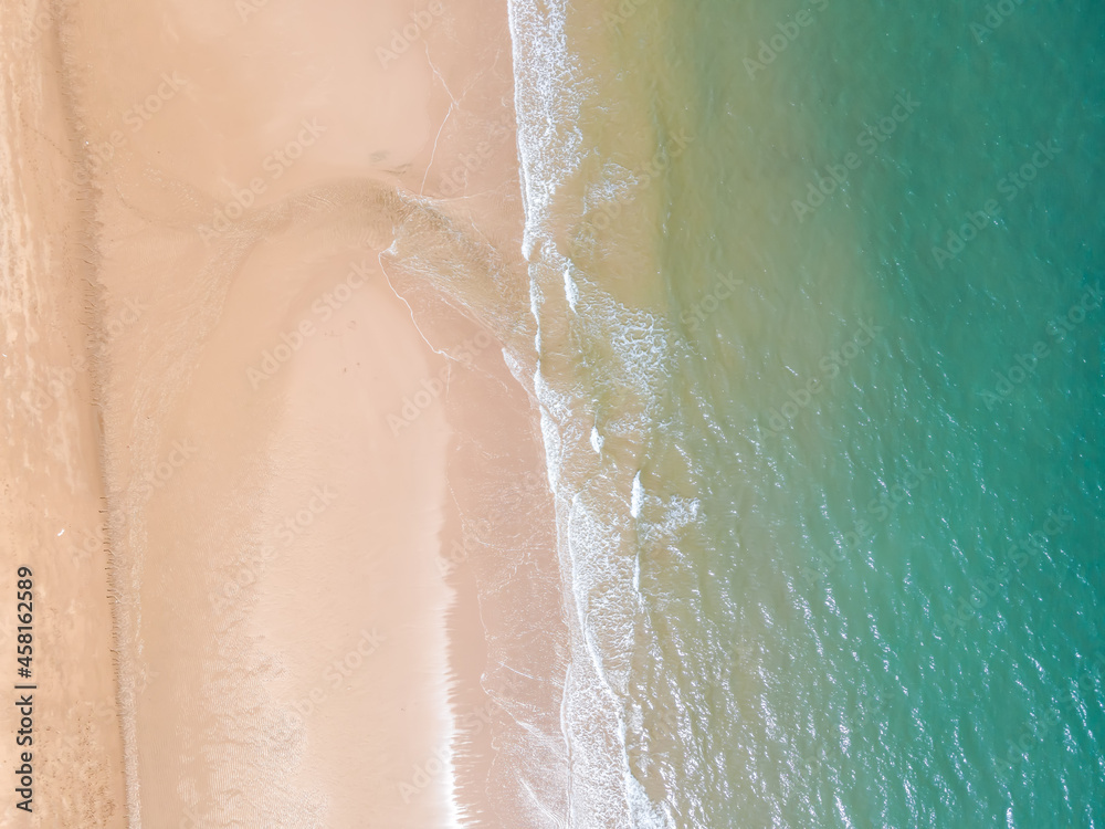 沙滩和海浪海洋的鸟瞰图