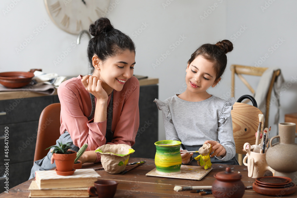 小女孩和妈妈在家刷陶瓷壶