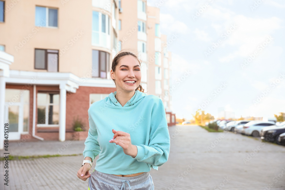 运动型年轻女子户外跑步