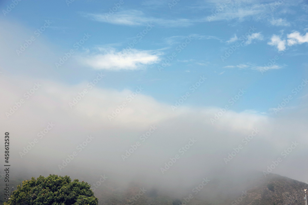 初夏时节，加利福尼亚州中部沿海山区有雾从海上飘来