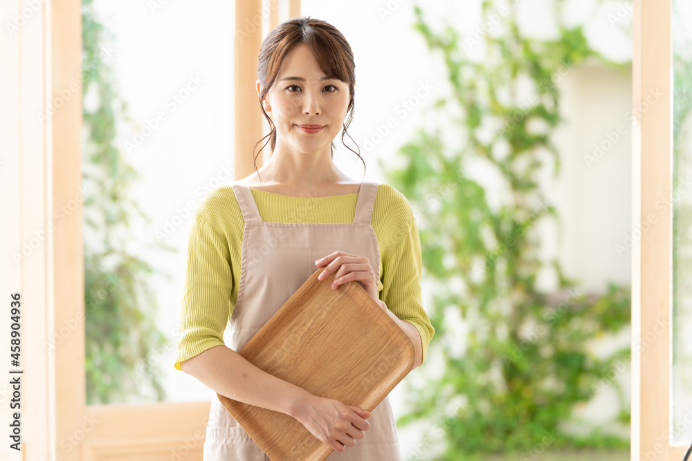 カフェで働く女性