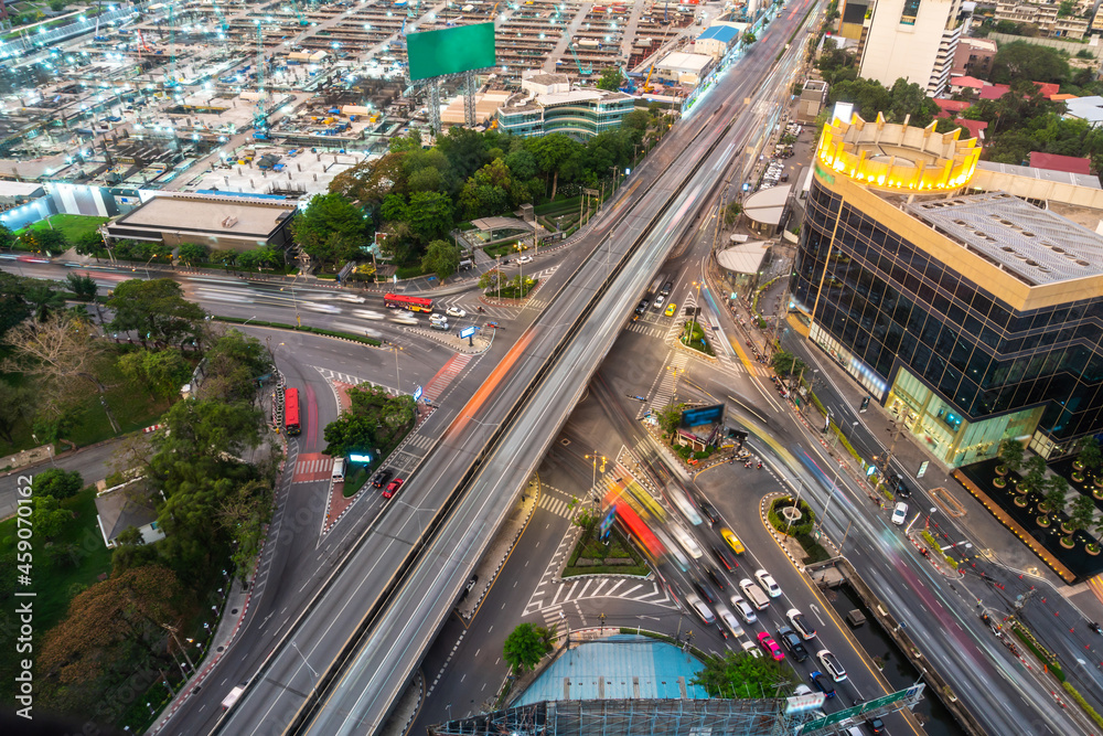 大都市中心繁忙的公路路口。交通和基础设施概念。