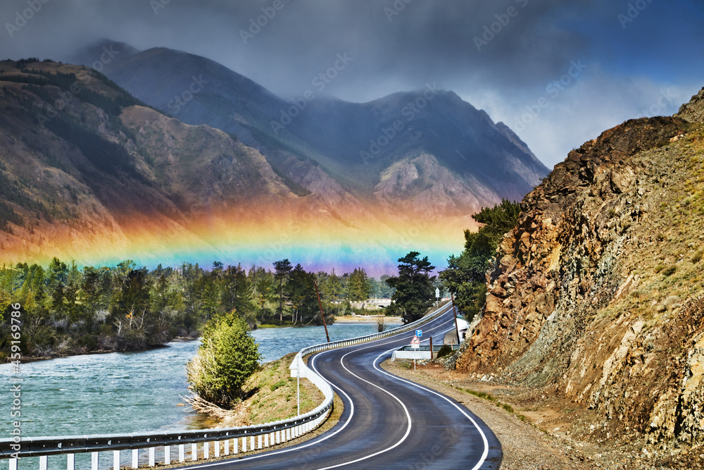 山清水秀，道路彩虹